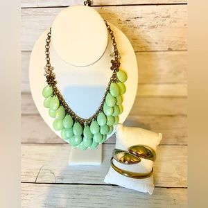 Pre-loved Ladies Costume Jewelry 3pc Set in Silver Tone  Adj Necklace & 2 Cuffs